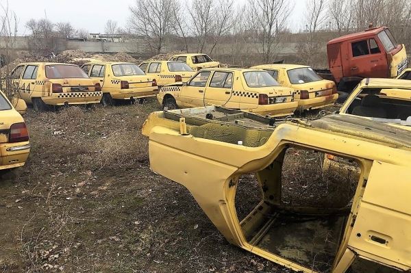  На Украине нашли "кладбище" желтых "Запорожцев" 