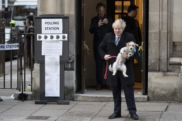 <br />
Борис Джонсон пришел на выборы с собакой и положил начало забавному флешмобу<br />

